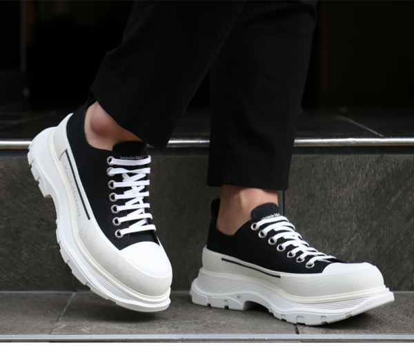 Giày Alexander McQueen Tread Slick Lace Up 'Black White' 604257 W4L32 1070 - Hình ảnh 3