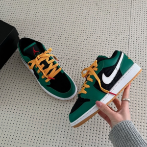 Giay Nike Air Jordan 1 Low SE GS 'Christmas' DQ8421-300