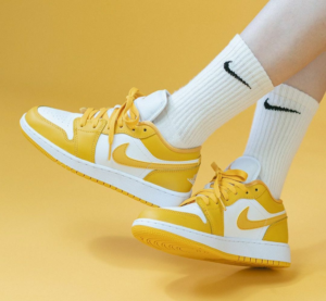 Alternative view of Giày Nike Air Jordan 1 Low GS 'White Yellow' 553560-171