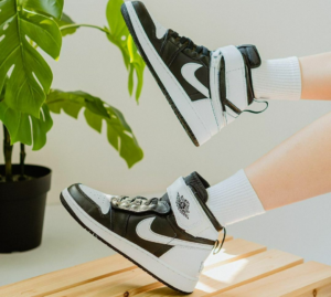 Alternative view of Giày Nike Air Jordan 1 High FlyEase GS 'Black White' DC7986-011