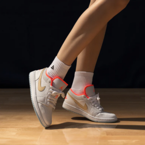 Alternative view of Giày Nike Wmns Air Jordan 1 Low SE 'White Sesame' DC9509-100