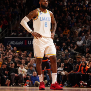 Giay Nike Lebron 20 'Liverpool' DV1190-600