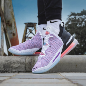 Alternative view of Giày LeBron 18 EP 'Graffiti' CQ9284-900