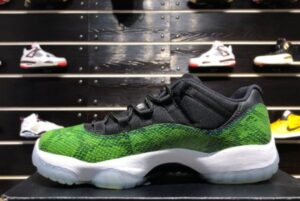 Alternative view of Giày Nike Air Jordan 11 Retro Low 'Snake' 528895-033