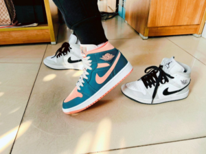 Alternative view of Giày Nike Air Jordan 1 Mid 'Pink Blue' BQ6472-308