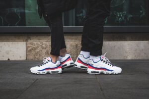 Alternative view of Giày Nike Air Max 95 Essential 'White Solar Red' 749766-106