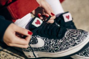 Alternative view of Giày Nike Wmns Air Force 1 '07 Low SE 'Valentine's Day' BV0319-002