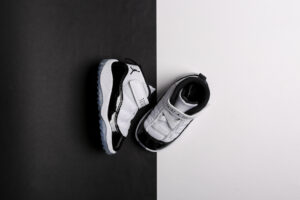 Alternative view of Giày Nike Air Jordan 11 Retro TD 'Concord' 2018 378040-100
