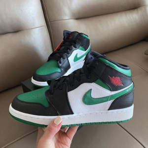 Alternative view of Giày Nike Air Jordan 1 Mid GS 'Black Pine Green' 554725-067