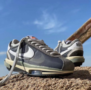 Alternative view of Giày Nike Zoom Cortez SP 'Sacai Iron Grey' DQ0581-001