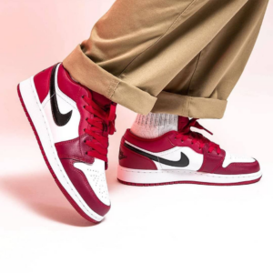 Alternative view of Giày Nike Air Jordan 1 Low GS 'Noble Red' 553560-604