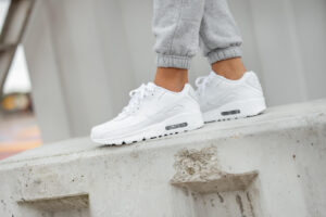Alternative view of Giày Nike Air Max 90 LTR GS 'White' 833412-100