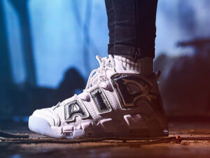 Alternative view of Giày Nike Wmns Air More Uptempo 'Chrome' 917593-100
