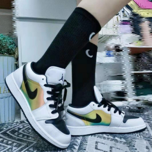 Alternative view of Giày Nike Air Jordan 1 Low SE GS 'Color-Shifting' CV9844-109