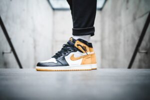 Alternative view of Giày Nike Air Jordan 1 Retro High 'Yellow Ochre' 555088-109
