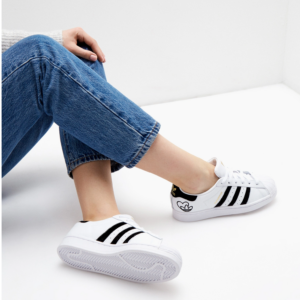 Alternative view of Giày Adidas Wmns Superstar 'Heart Logo White' FY4755