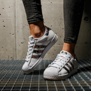 Alternative view of Giày Adidas Wmns Superstar 'Floral Twist Stripes' FW3692
