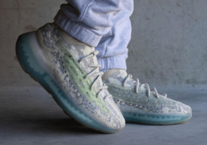 Alternative view of Giày Adidas Yeezy Boost 380 'Alien Blue' GW0304