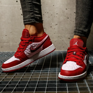 Alternative view of Giày Nike Air Jordan 1 Low SE 'Red Quilt' (GS) DB3621-600
