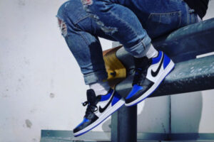 Alternative view of Giày Nike Air Jordan 1 Low 'Royal Toe' CQ9446-400