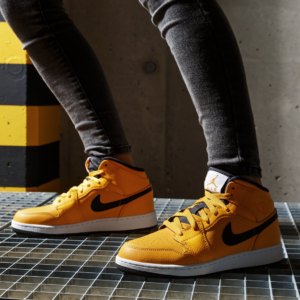 Alternative view of Giày Nike Air Jordan 1 Mid 'University Gold' 554724-700