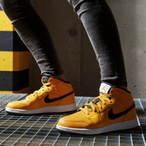 Alternative view of Giày Nike Air Jordan 1 Mid GS 'University Gold' 554725-700