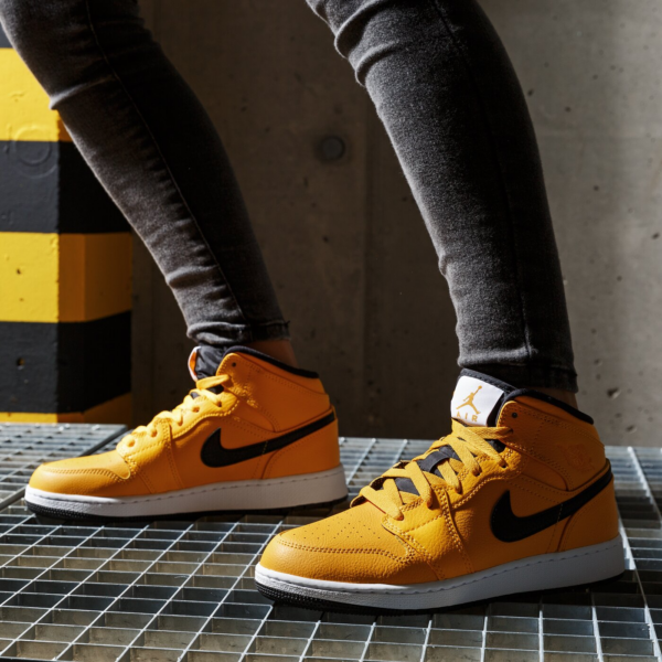 Giày Nike Air Jordan 1 Mid GS 'University Gold' 554725-700 - Hình ảnh 2