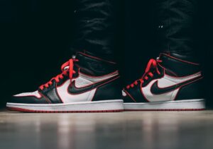 Alternative view of Giày Nike Air Jordan 1 Retro High 'Bloodline' 555088-062