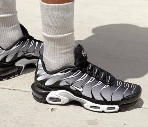 Giay Nike Air Max Plus 'Black Metallic Silver' DM0032-003