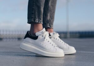 スニーカー Alexander Mcqueen Oversize Sneakers Size:US9 US10 Alexander McQueen Oversized White | Depop
