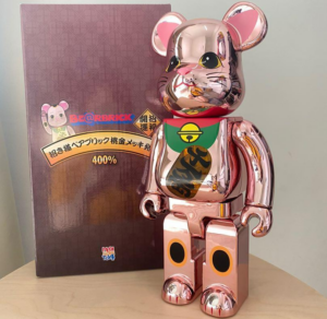Alternative view of Mô Hình Bearbrick Maneki Neko Gold Plate Rose Gold