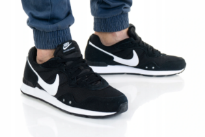 Giay Nike Venture Runner Black White CK2944-002