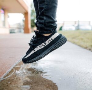 Alternative view of Giày Adidas Yeezy Boost 350 'Oreo' BY1604