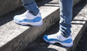 Alternative view of Giày Nike Air Jordan 11 Retro Low 'University Blue' 528896-106