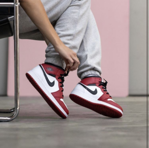 Alternative view of Giày Nike Air Jordan 1 Mid GS 'Chicago' 554725-173