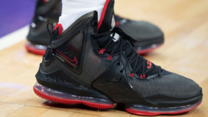 Giay Nike Lebron 19 “Bred” DD0418-011