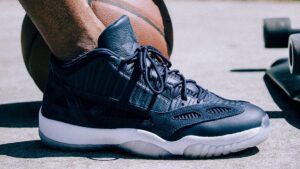 Alternative view of Giày Nike Air Jordan 11 Retro Low IE 'Obsidian' 919712-400