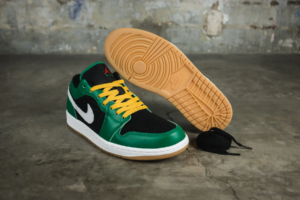 Giay Nike Air Jordan 1 Low SE 'Holiday Special' DQ8422-300