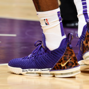 Alternative view of Giày Nike LeBron 16 'King Court Purple' AO2588-500