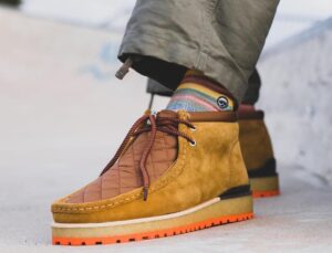 Giay Clarks x Moncler Monwallabee 'Oak Yellow' 261-71478