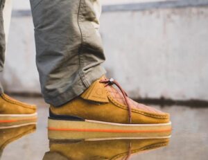 Giay Clarks x Moncler Monwallabee 'Oak Yellow' 261-71478