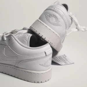 Giay Nike Air Jordan 1 Low GS 2023 'Triple White' 553560-136
