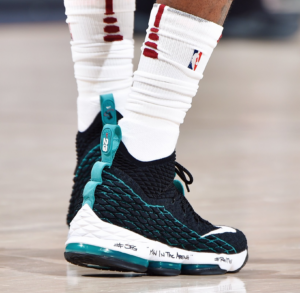 Alternative view of Giày Nike LeBron 15 'Griffey' PE AR5126-001