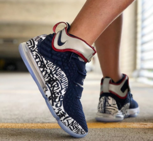 Alternative view of Giày Nike LeBron 17 'LeBron 4 Cold Blue Graffiti' CT6047-400