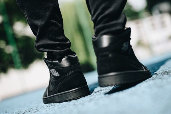 Giày Nike Air Jordan 1 Mid 'Triple Black' (2018) 554724-050 - Hình ảnh 2