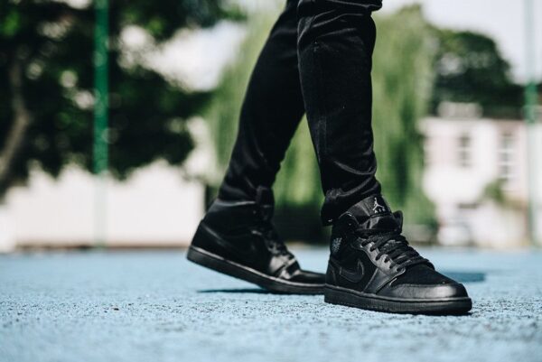 Giày Nike Air Jordan 1 Mid 'Triple Black' (2018) 554724-050 - Hình ảnh 4