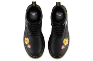 Alternative view of Giày Dr.Martens 1460 Vonda II 'Black Flowers' 24067001