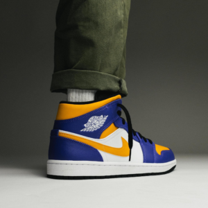 Alternative view of Giày Nike Air Jordan 1 Mid 'Lakers' DQ8426-517