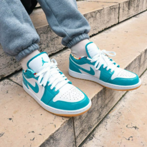 Alternative view of Giày Nike Air Jordan 1 Low SE GS 'Barcelona' DM0589-400