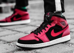 Alternative view of Giày Nike Air Jordan 1 Mid 'Reverse Bred' 554724-054